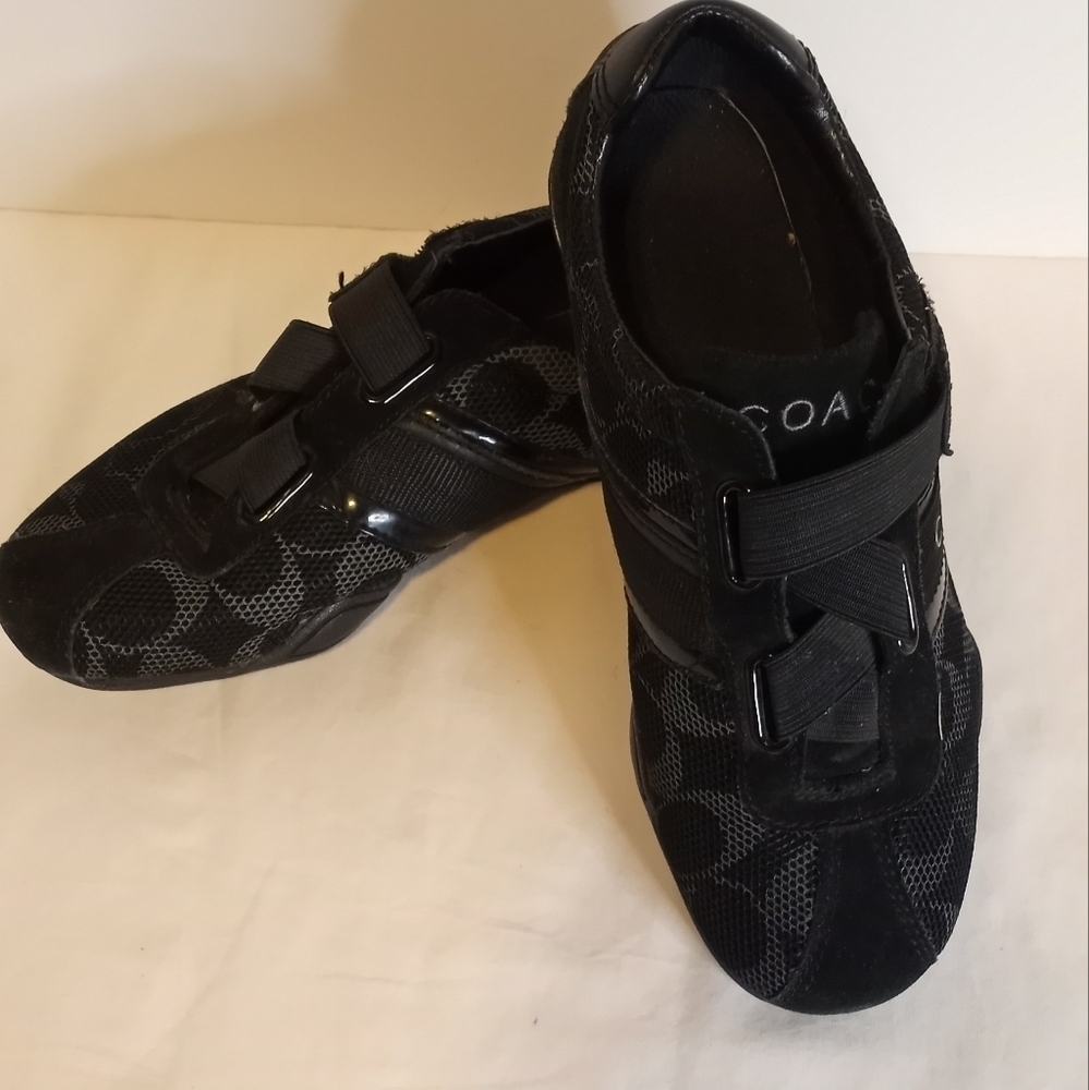 COACH BLACK JENNEY STYLE SIZE 6M GENTLY PRELOVED / FLAW ON INNER HEEL